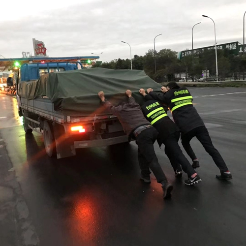 20190111圖為收費(fèi)員一起推車的場(chǎng)面_副本.jpg